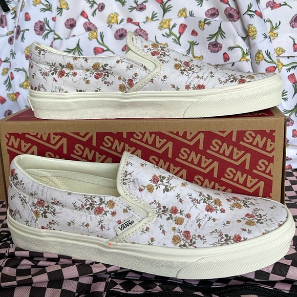 Vans WMNS Classic Slip-On (Vintage) Floral/Marshmal
VN0A38F7VMR
Sneakers - Picture 2 of 16
